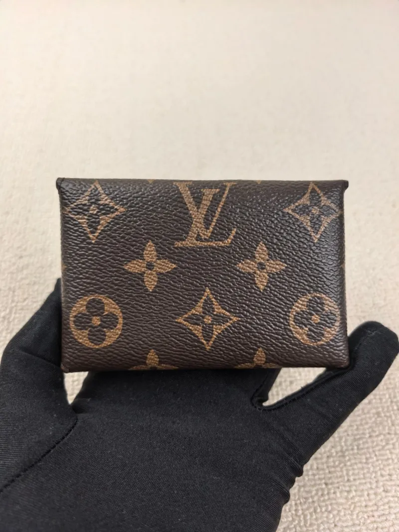 Alternative view of LV Wallets-107