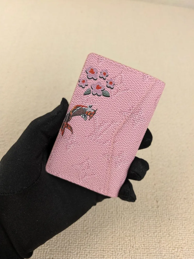 Alternative view of LV Wallets-108