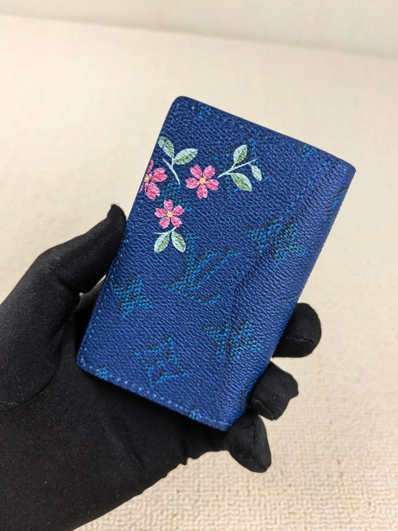 Alternative view of LV Wallets-109
