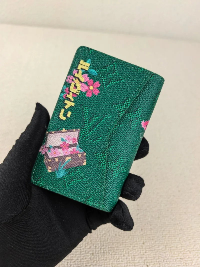 Alternative view of LV Wallets-110