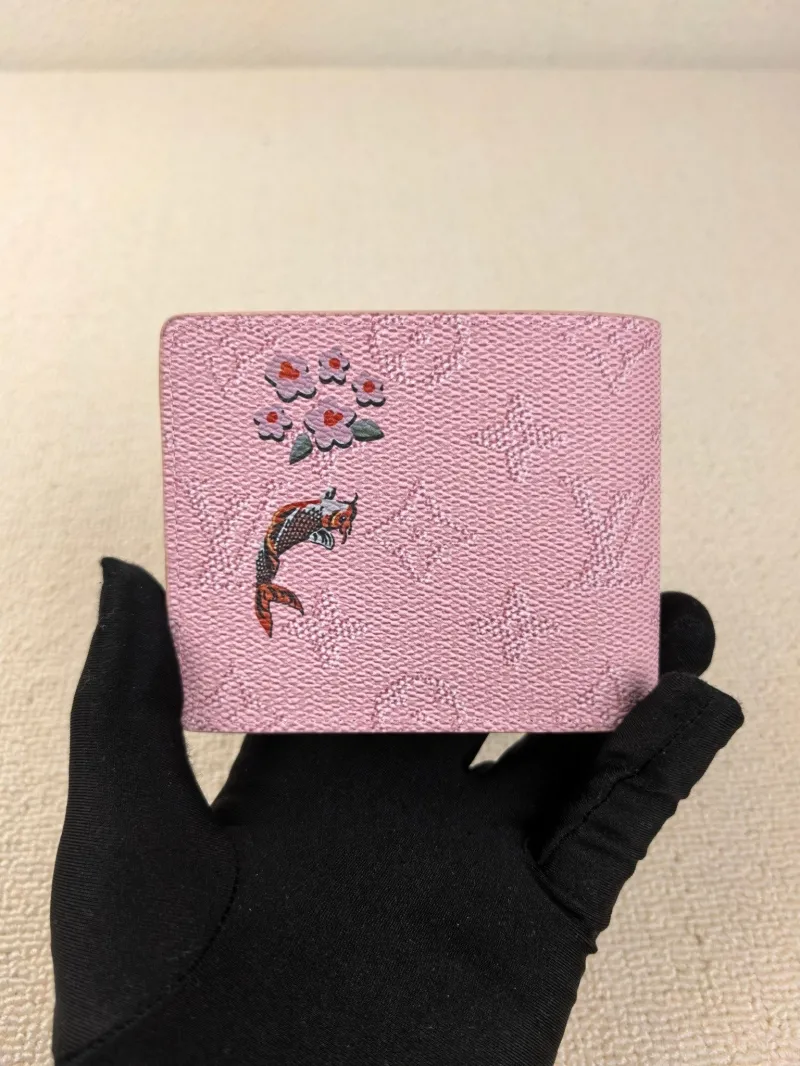 Alternative view of LV Wallets-111