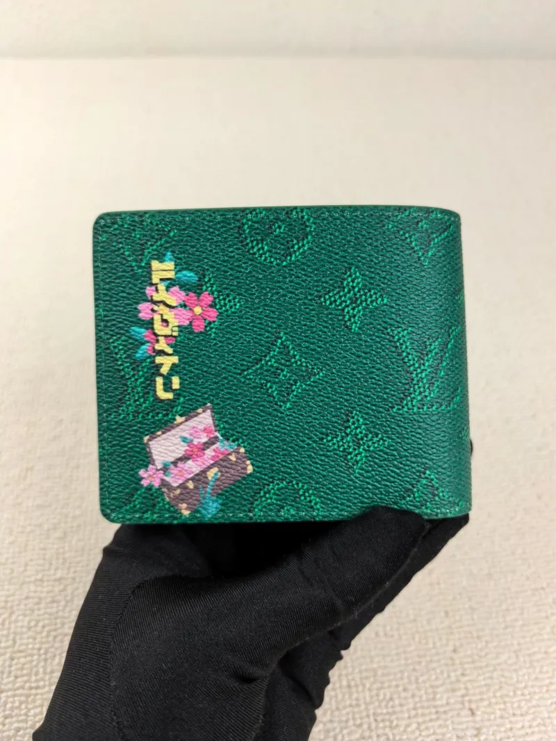 Alternative view of LV Wallets-112