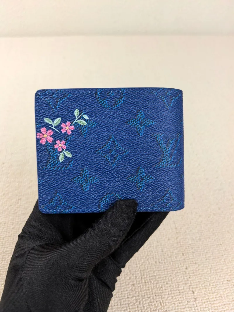 Alternative view of LV Wallets-113