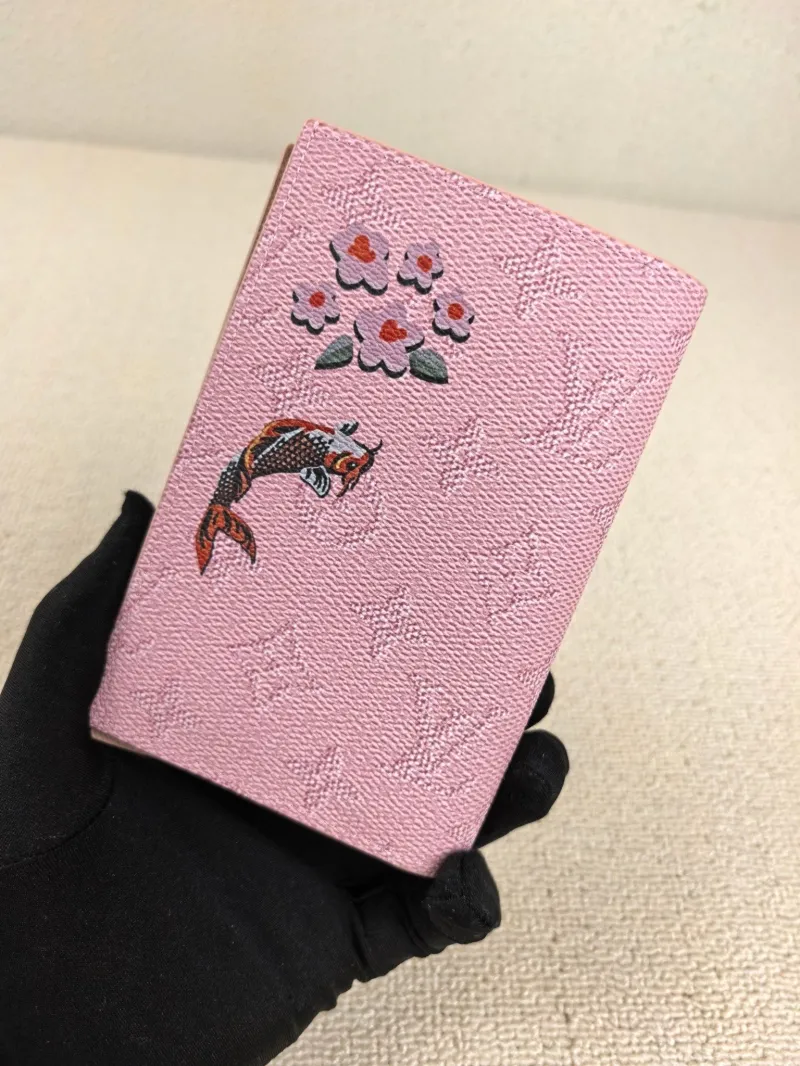 Alternative view of LV Wallets-114