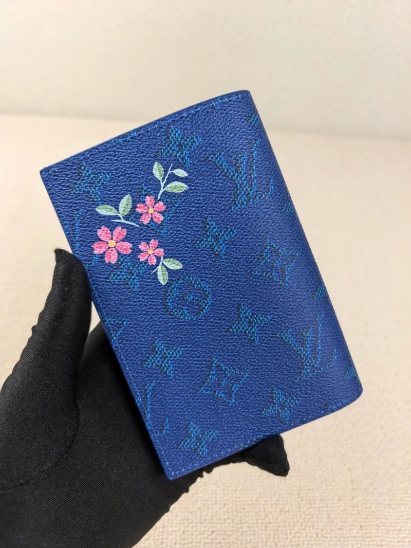 Alternative view of LV Wallets-115