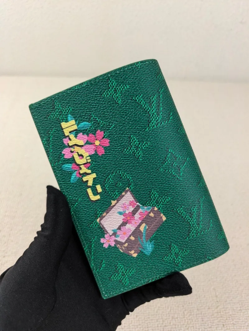 Alternative view of LV Wallets-116