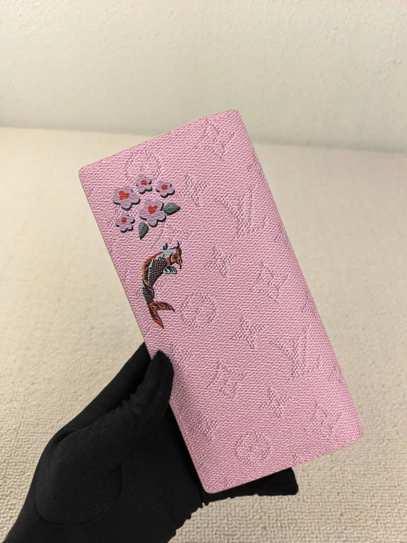 Alternative view of LV Wallets-117