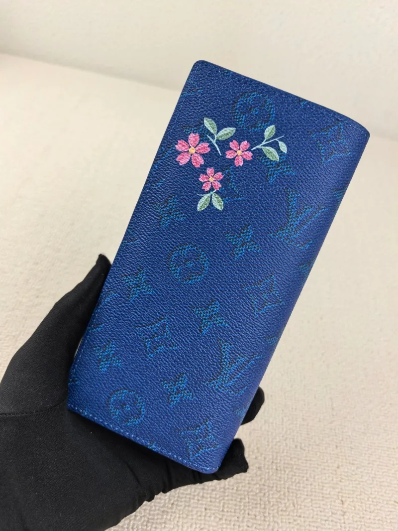Alternative view of LV Wallets-118