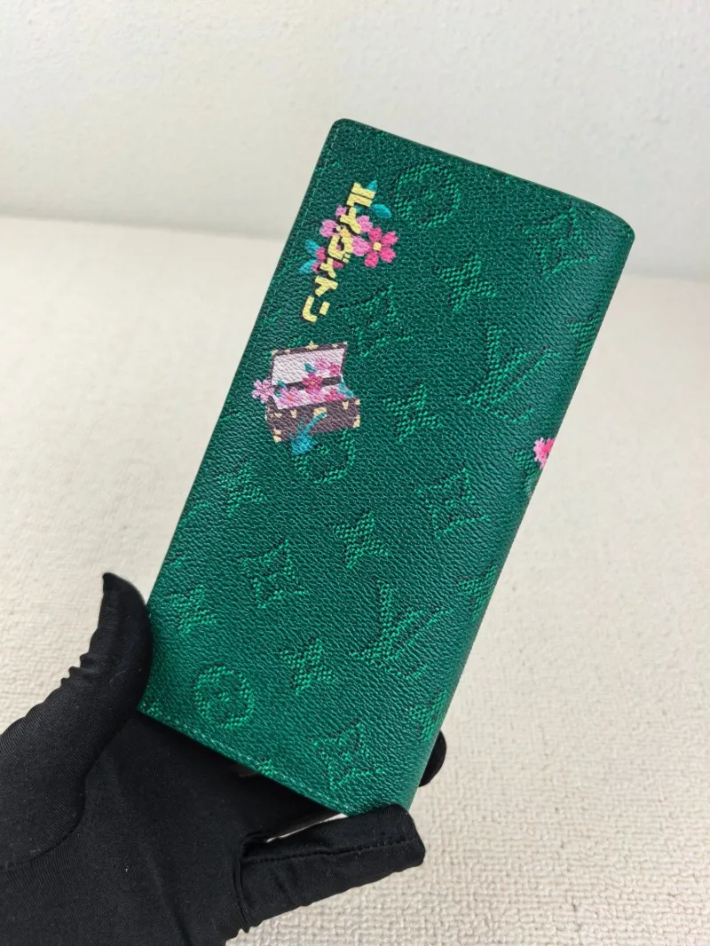 Alternative view of LV Wallets-119