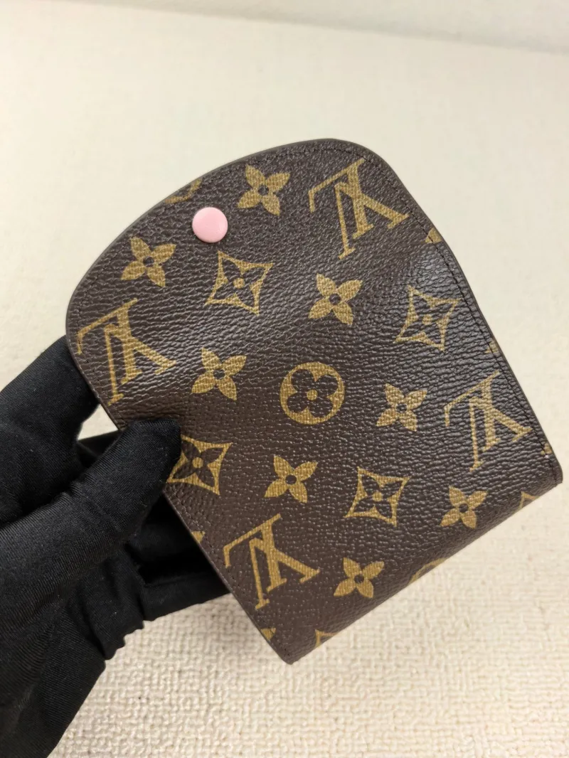 Alternative view of LV Wallets-122