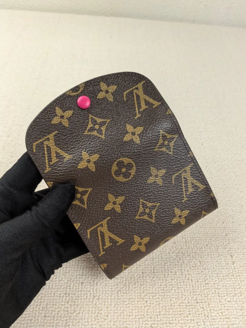 Alternative view of LV Wallets-123