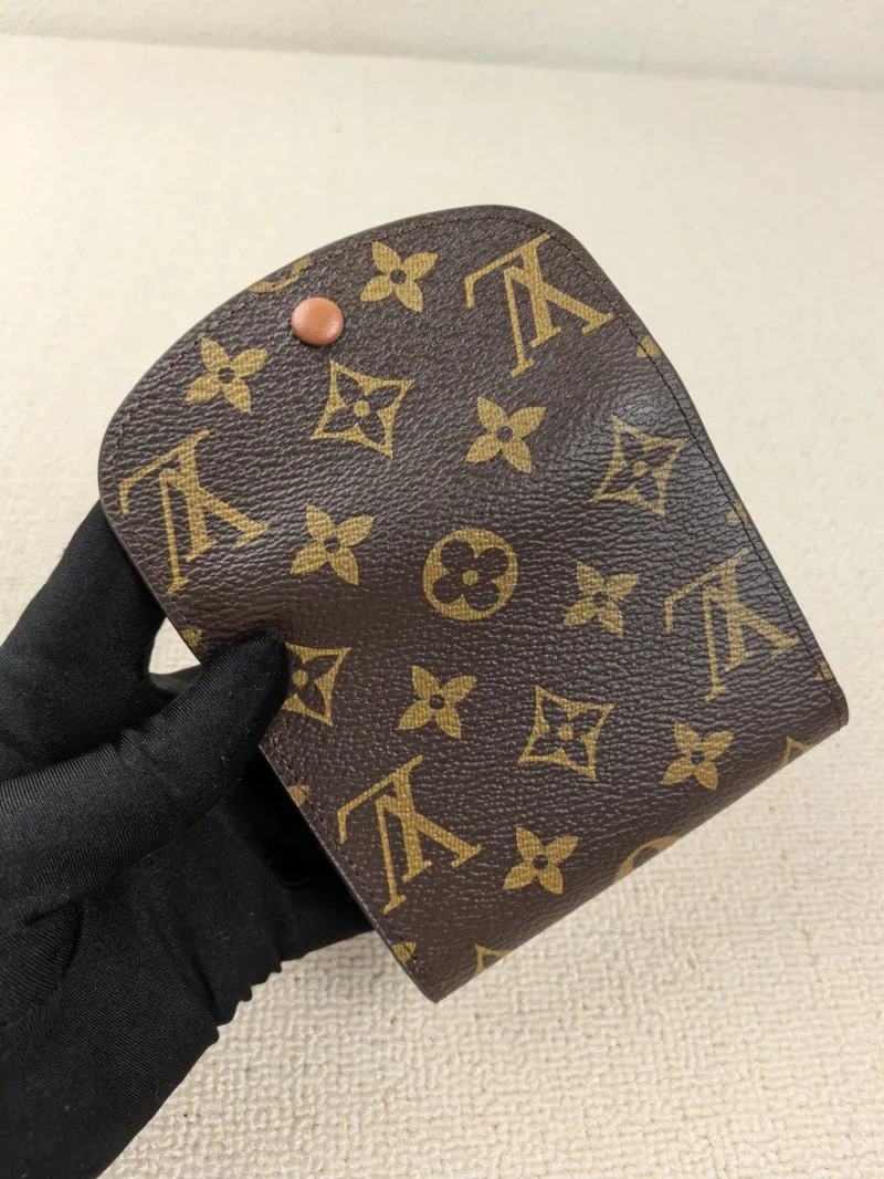 Alternative view of LV Wallets-124