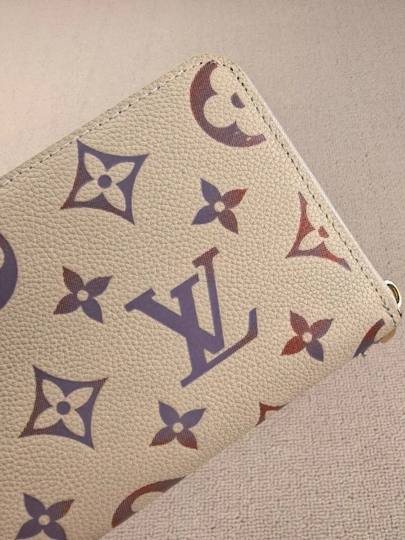 Alternative view of LV Wallets-125