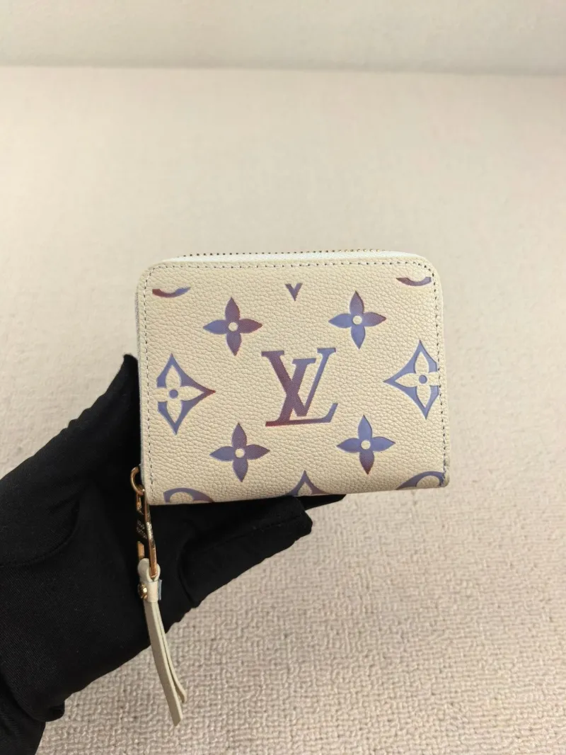 Alternative view of LV Wallets-126