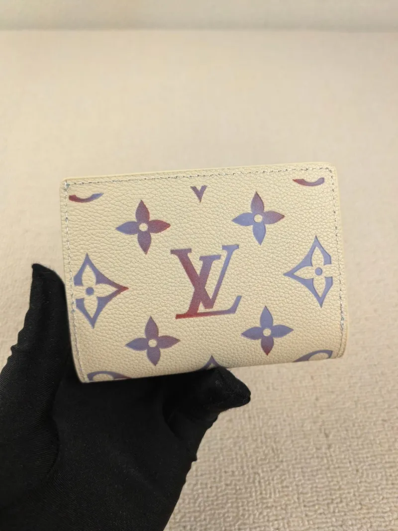 Alternative view of LV Wallets-127