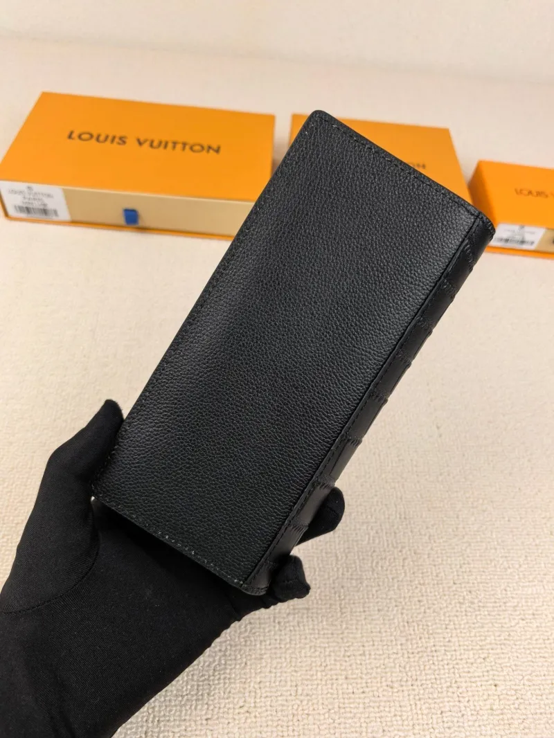 Alternative view of LV Wallets-128