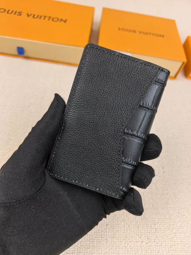 Alternative view of LV Wallets-129