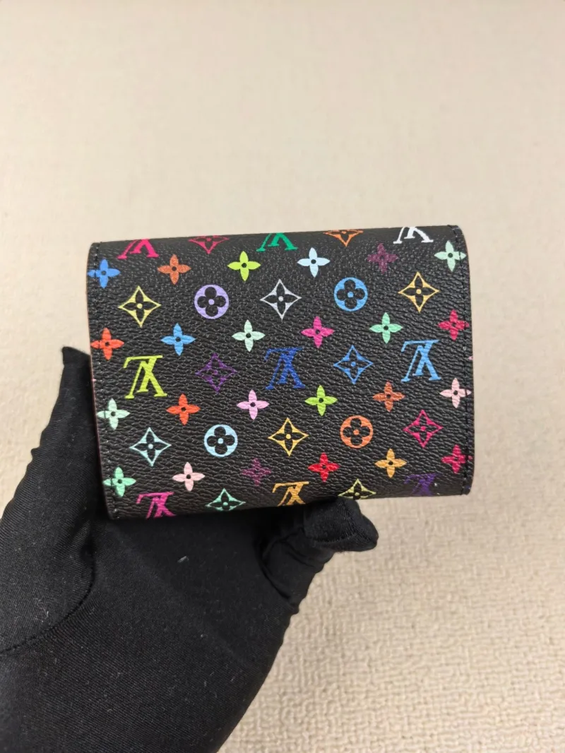 Alternative view of LV Wallets-131