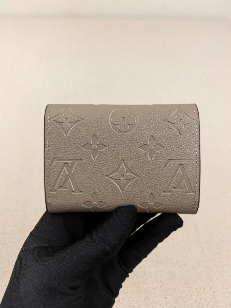 Alternative view of LV Wallets-134
