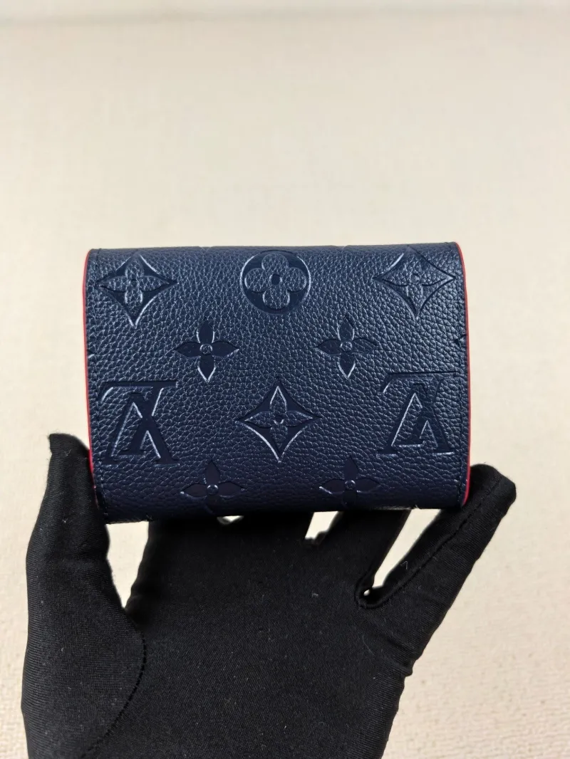 Alternative view of LV Wallets-135