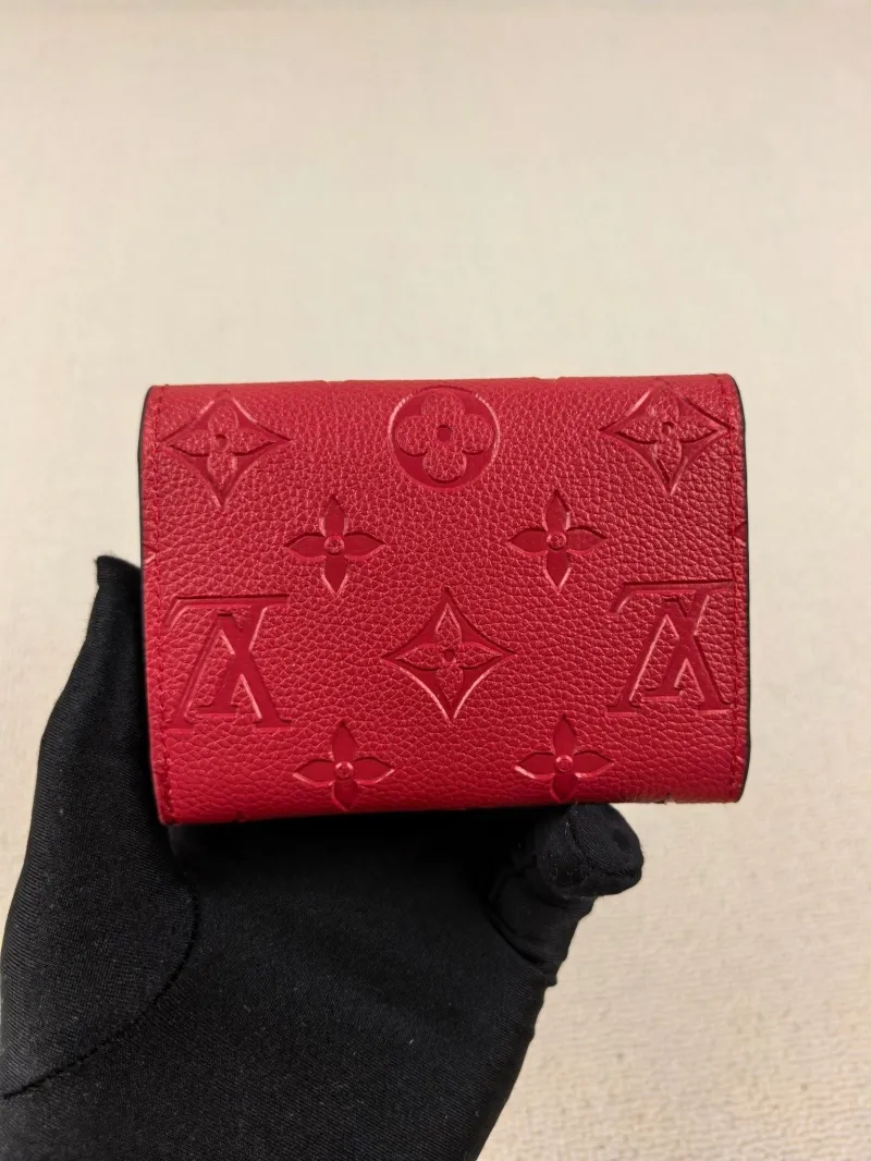 Alternative view of LV Wallets-136