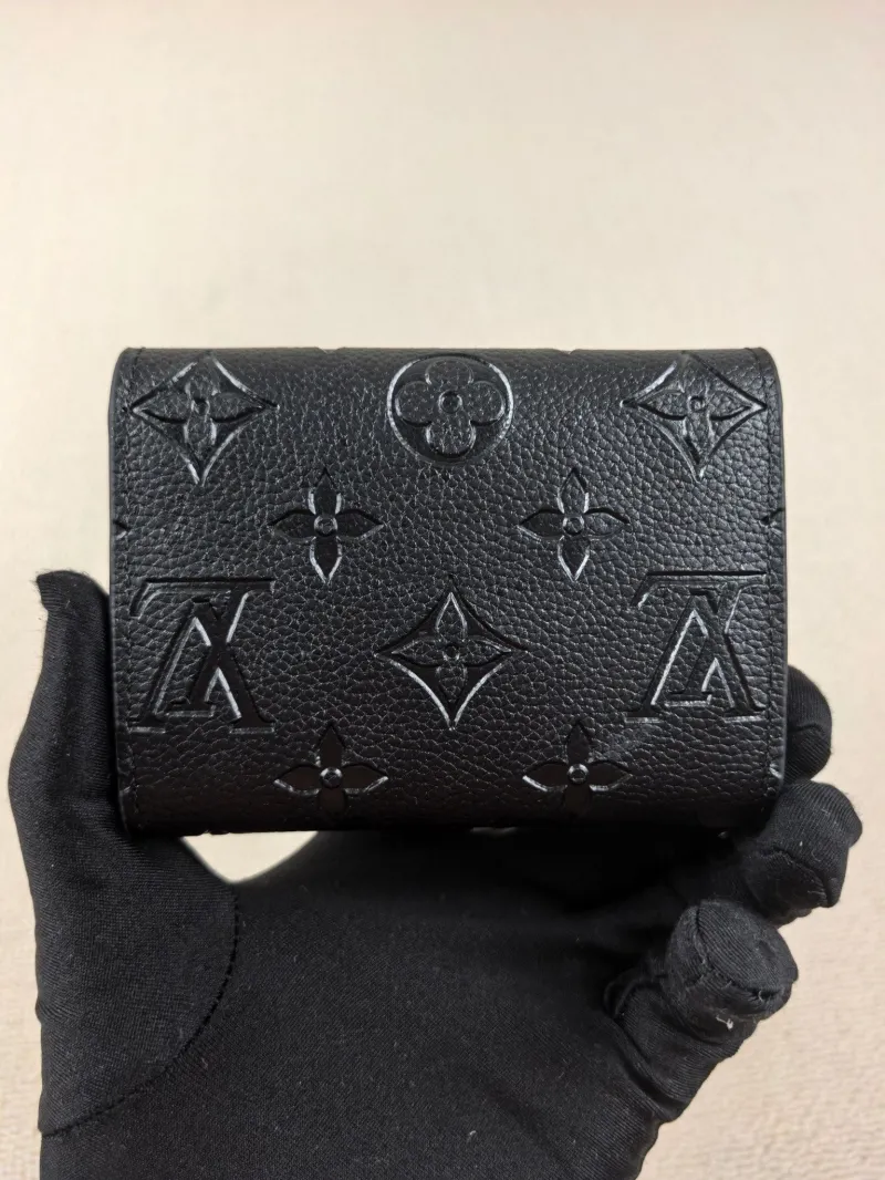 Alternative view of LV Wallets-137