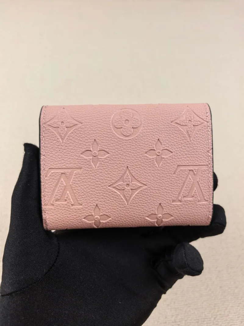 Alternative view of LV Wallets-138