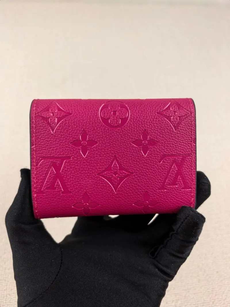 Alternative view of LV Wallets-139