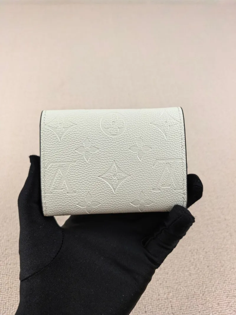 Alternative view of LV Wallets-140