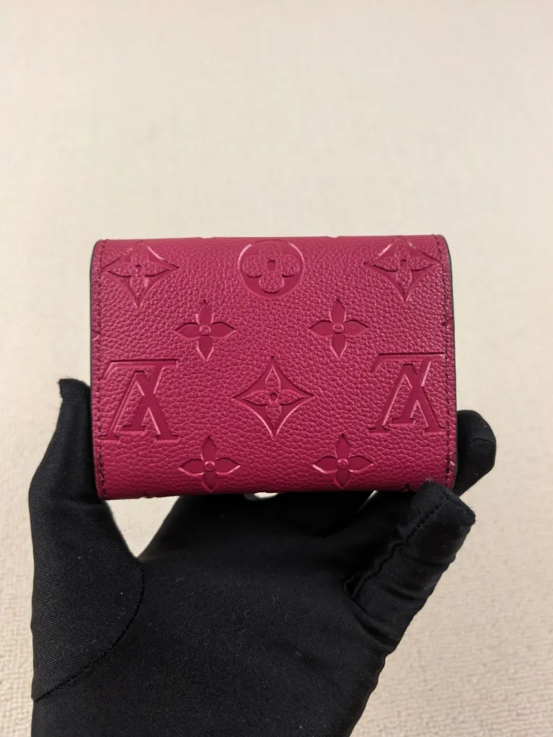 Alternative view of LV Wallets-141
