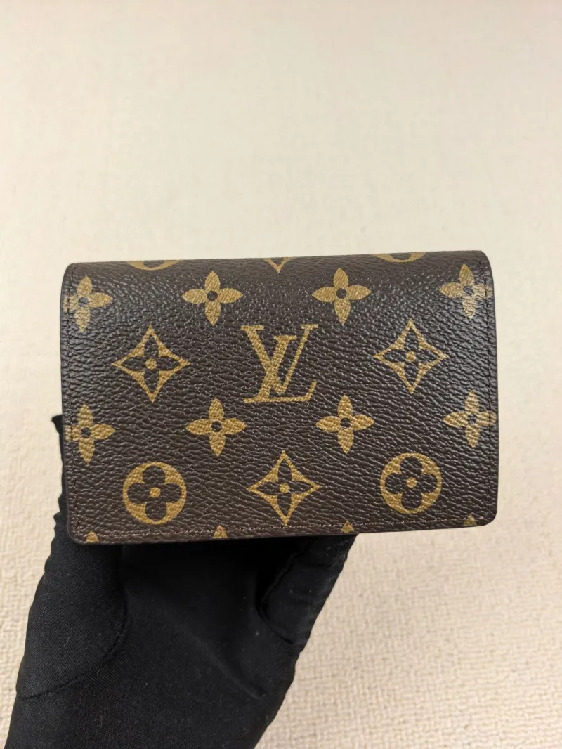 Alternative view of LV Wallets-142