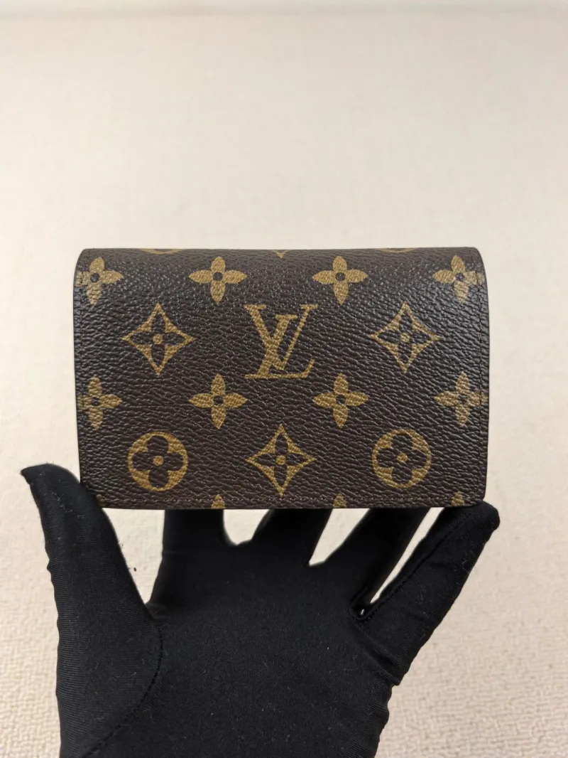 Alternative view of LV Wallets-143