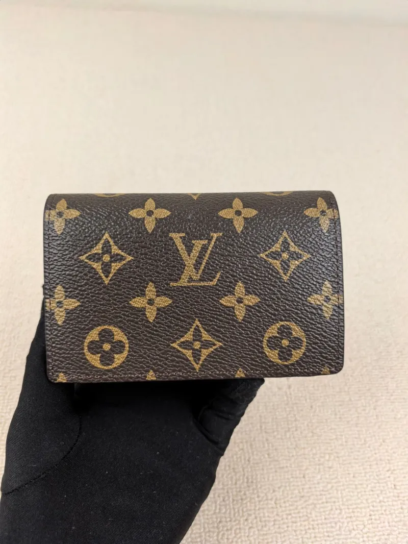 Alternative view of LV Wallets-144