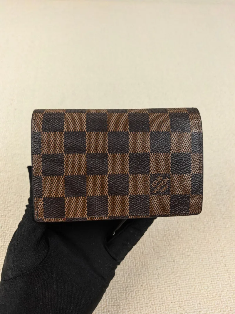 Alternative view of LV Wallets-145