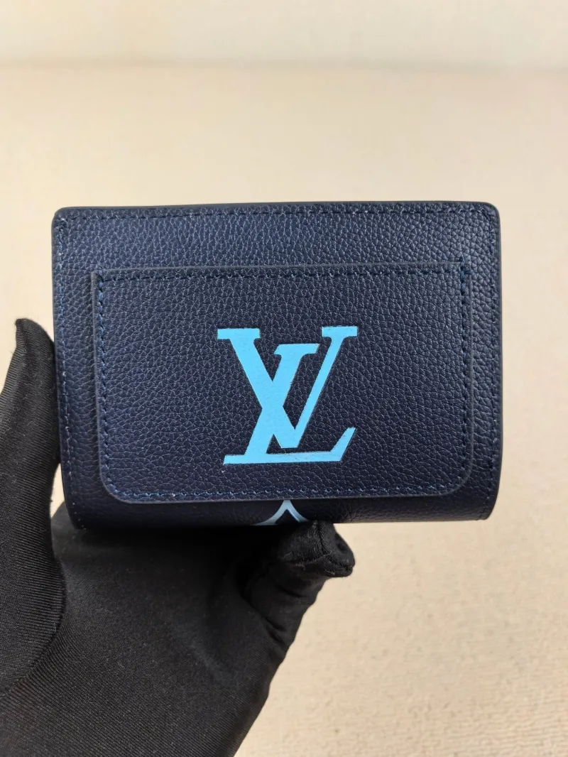 Alternative view of LV Wallets-146