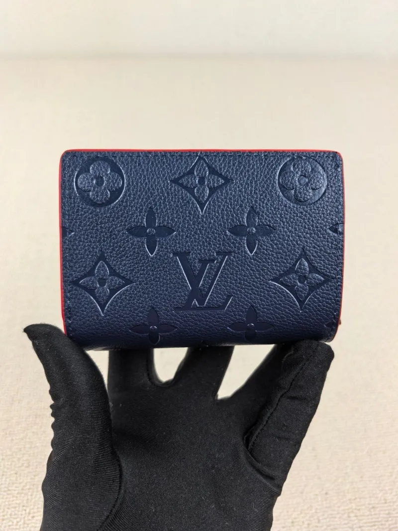 Alternative view of LV Wallets-147