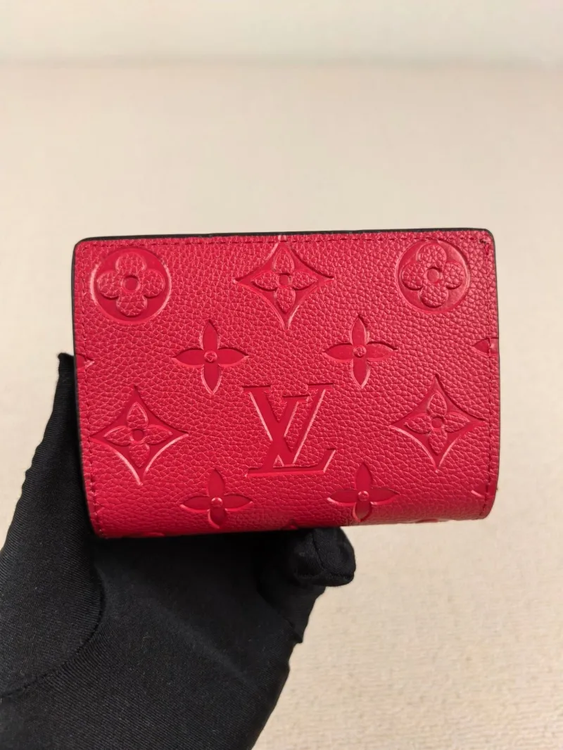 Alternative view of LV Wallets-148