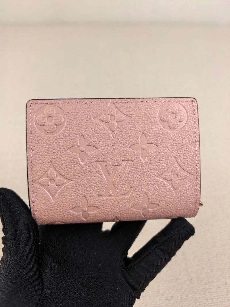 Alternative view of LV Wallets-149