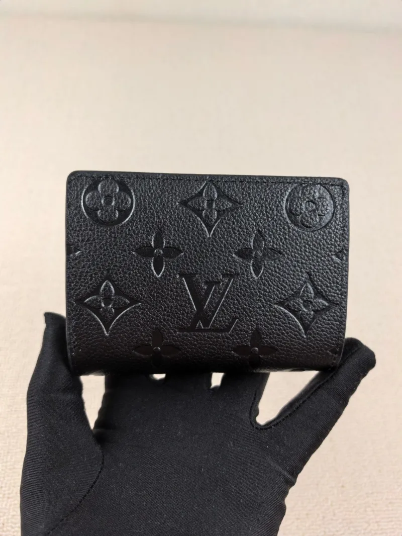 Alternative view of LV Wallets-150