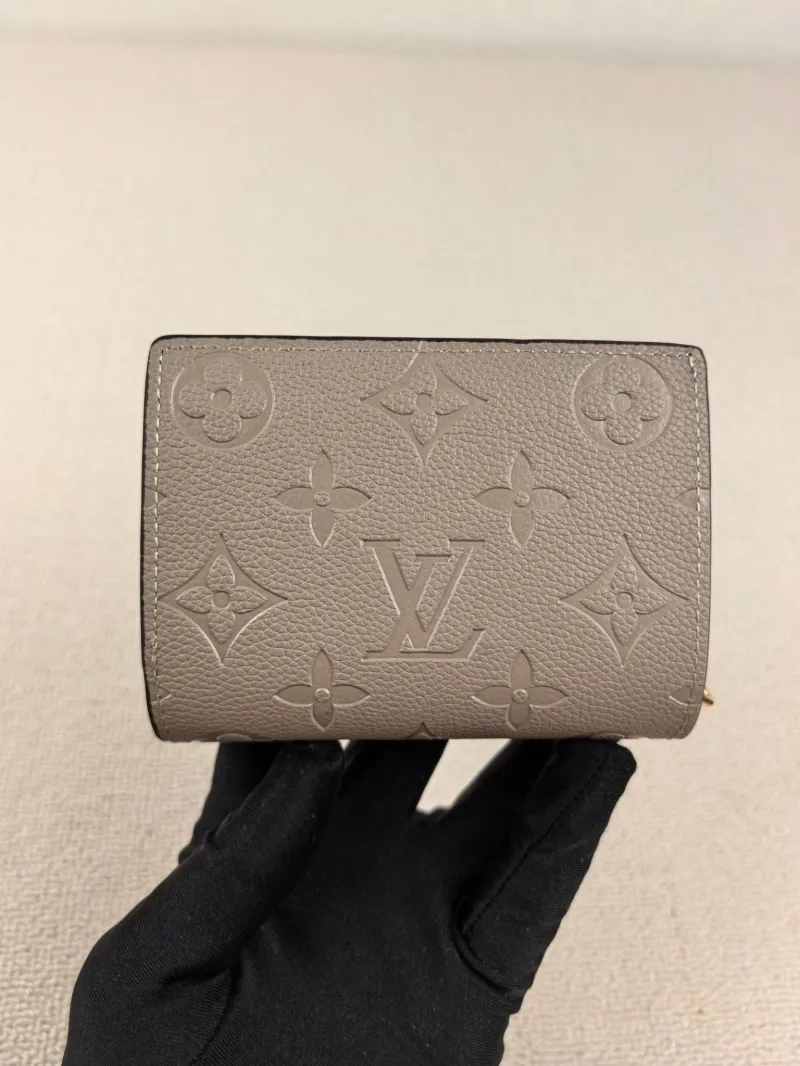 Alternative view of LV Wallets-151