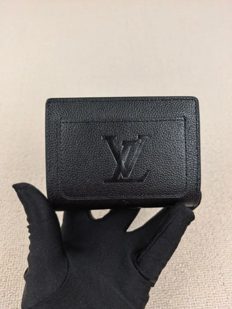 LV Wallets-152