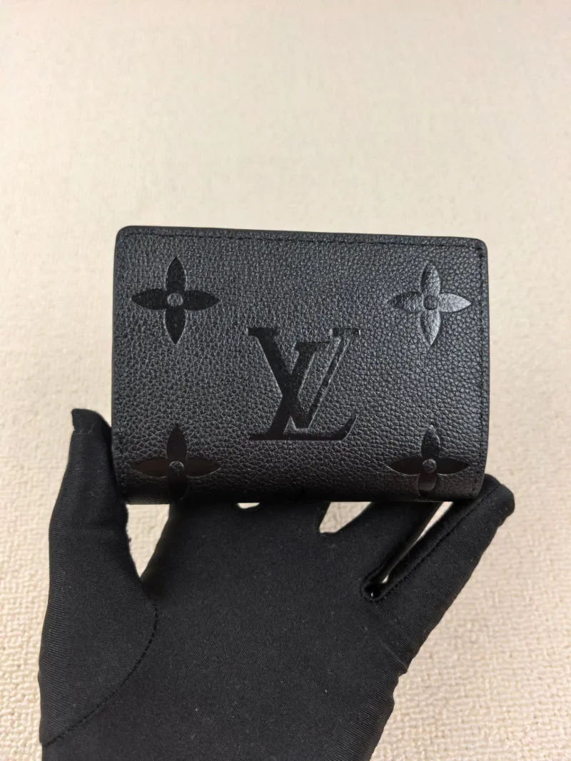 Alternative view of LV Wallets-152