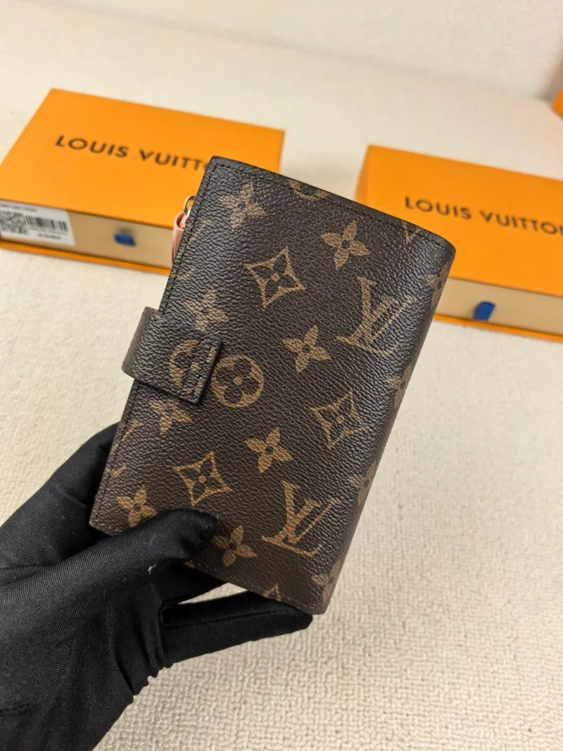 Alternative view of LV Wallets-156