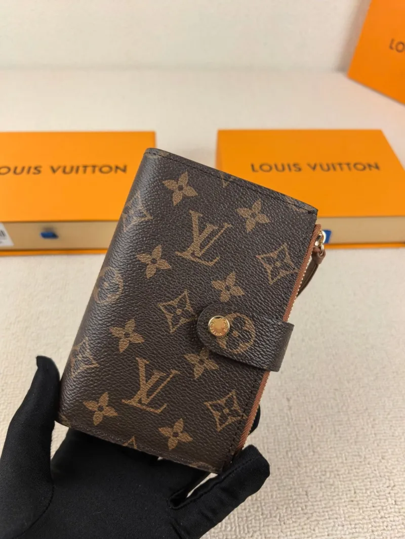 LV Wallets-157