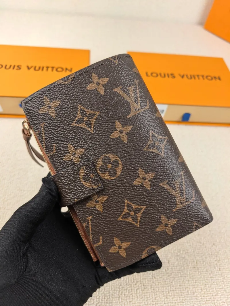 Alternative view of LV Wallets-157