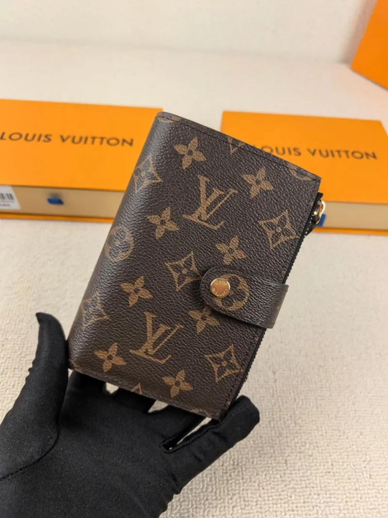 LV Wallets-158
