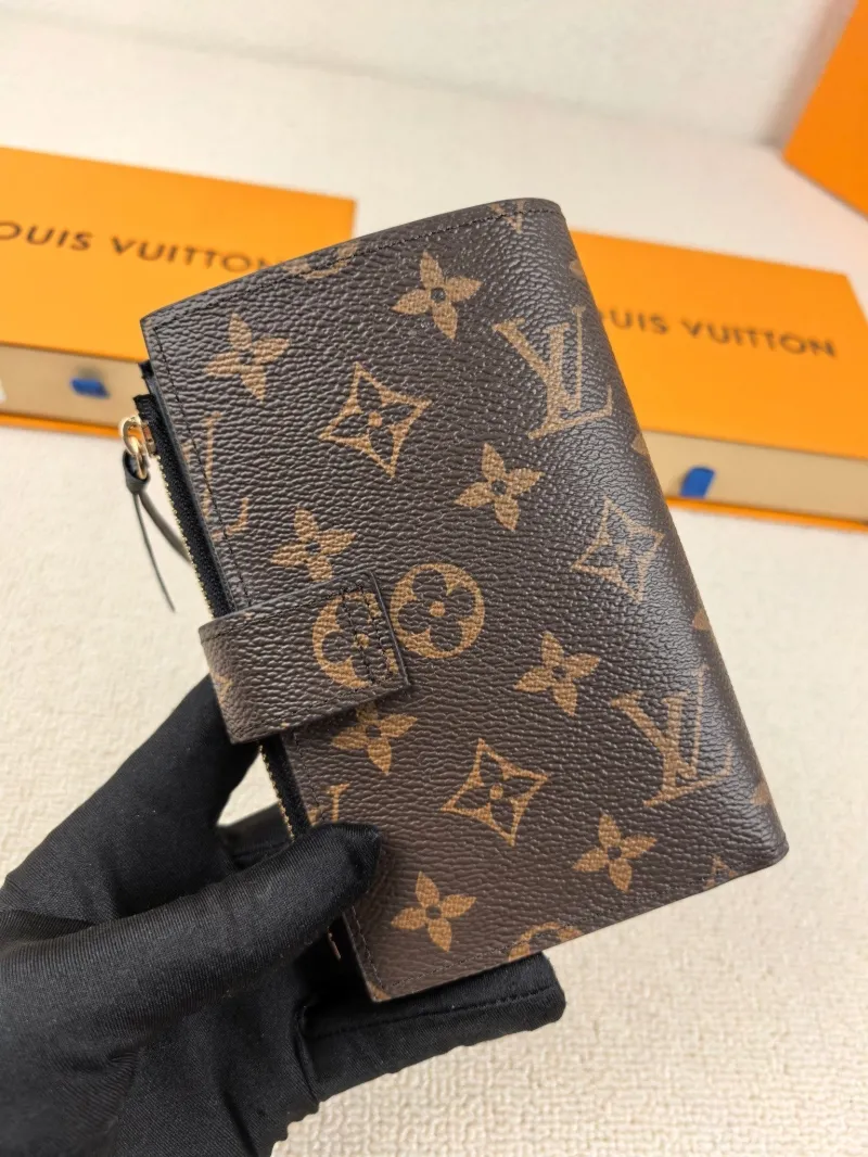 Alternative view of LV Wallets-158