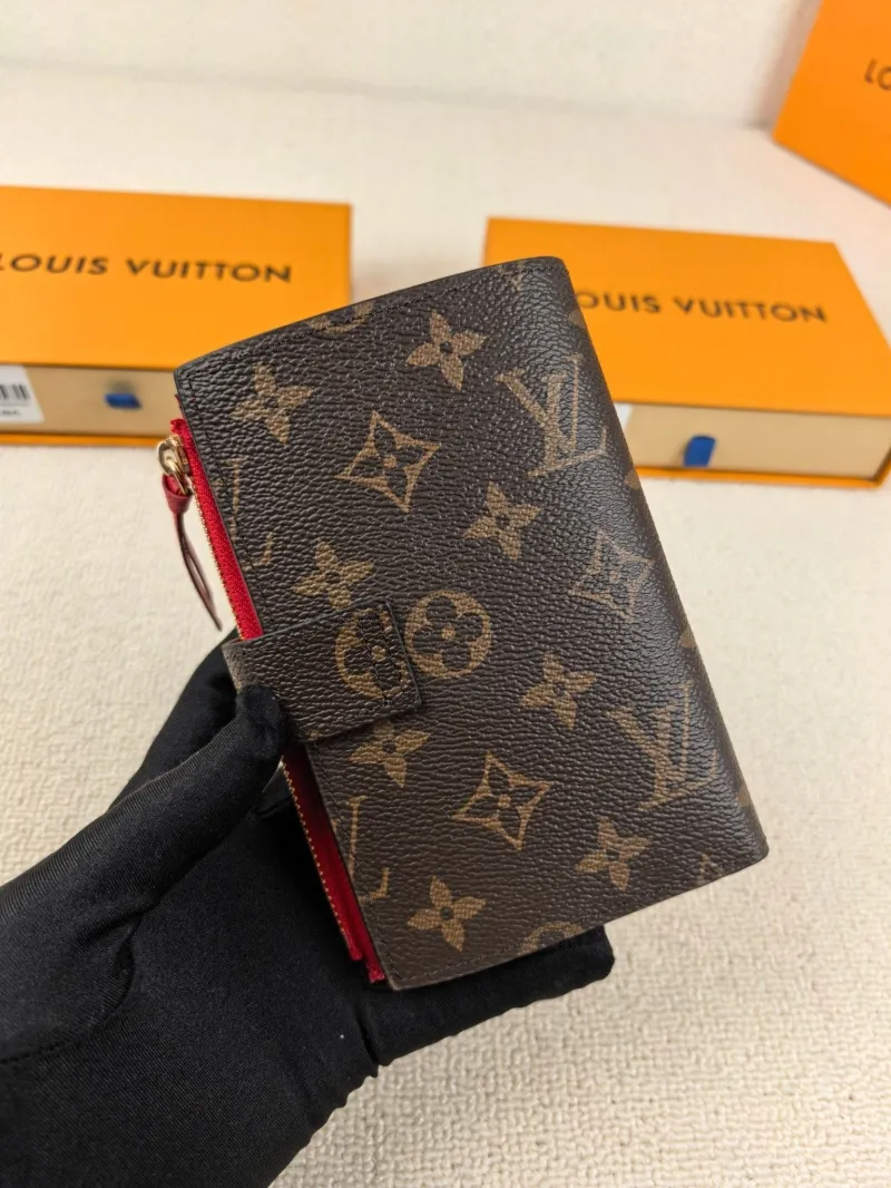 Alternative view of LV Wallets-159