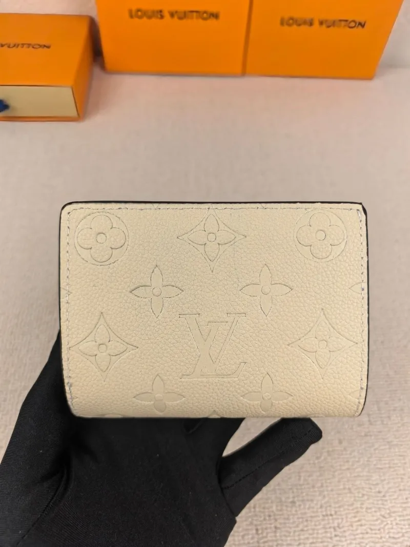 Alternative view of LV Wallets-160