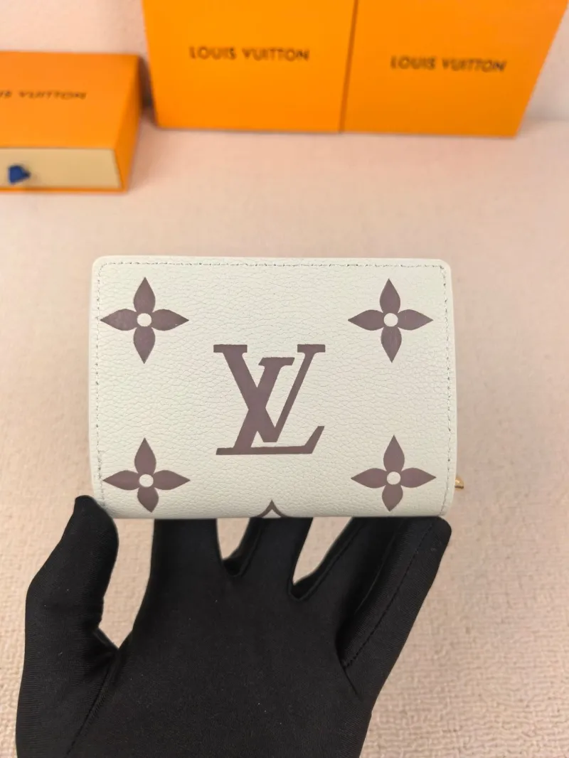Alternative view of LV Wallets-161